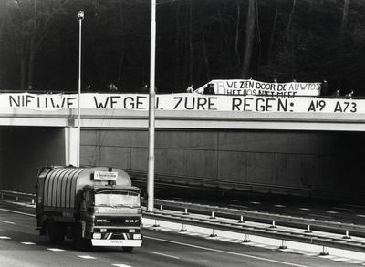 401861 Gezicht op het viaduct in de Koningsweg te Utrecht over de juist geopende A27 door het landgoed Amelisweerd, met ...